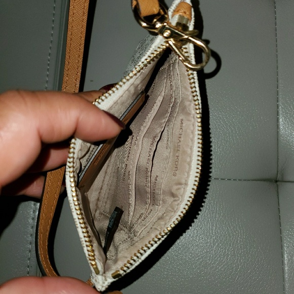 MK Jet Set Wristlet - Picture 2 of 4